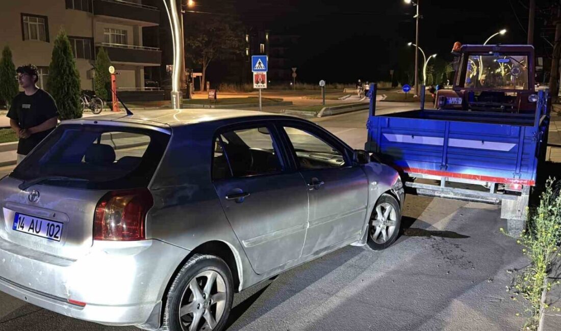Bolu’da bir otomobil, kontrolünü kaybederek park halindeki bir traktörün römorkuna