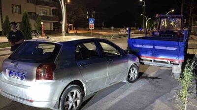 Bolu’da bir otomobil, kontrolünü kaybederek park halindeki bir traktörün römorkuna