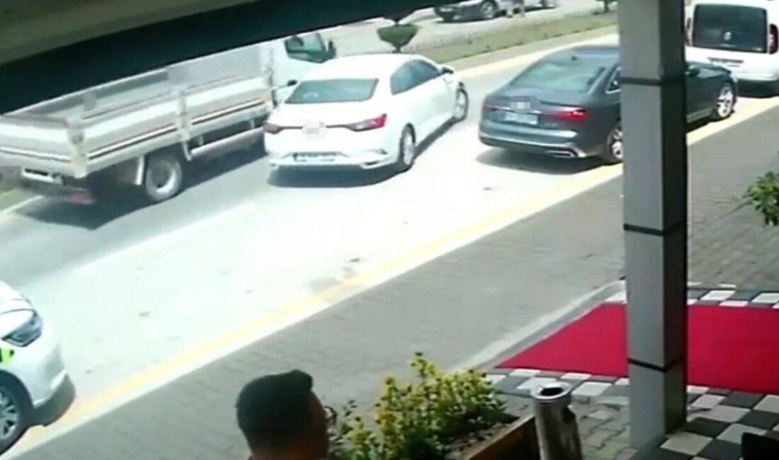 Bolu’da bir kamyon, cadde üzerinde park edilen bir otomobile çarparken