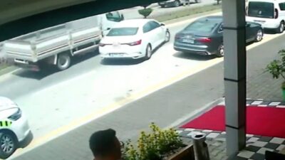 Bolu’da bir kamyon, cadde üzerinde park edilen bir otomobile çarparken