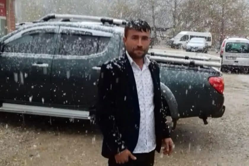 Bir orman işçisi, Bolu’nun Kıbrıscık ilçesinde bir gölette serinlemek için