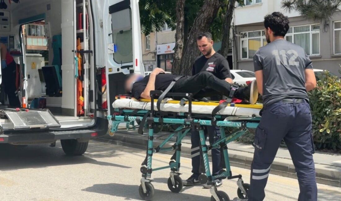Bolu’da alkollü olduğu belirlenen bir adamın, sokakta yürürken dengesini kaybedip
