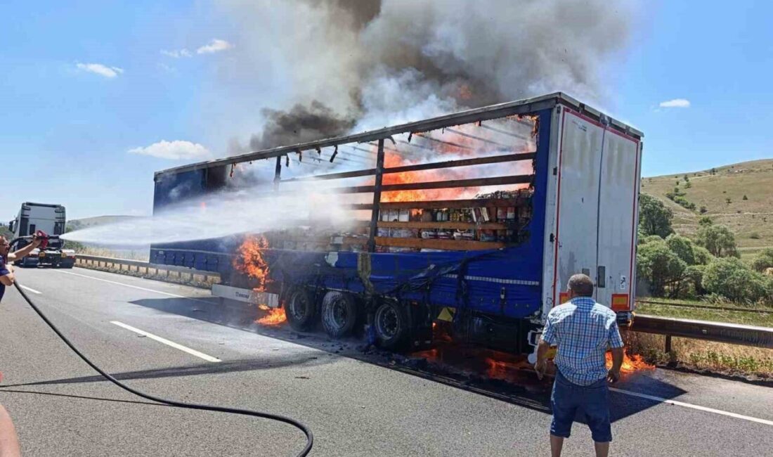 Çerkeş ilçesinde seyir halinde olan bir boya yüklü tırın dorsesi