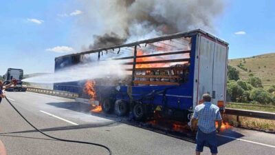 Çerkeş ilçesinde seyir halinde olan bir boya yüklü tırın dorsesi
