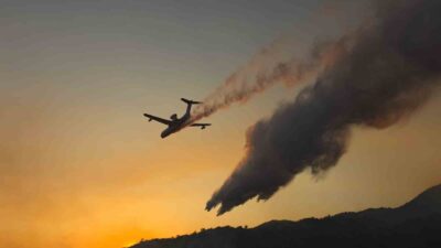 Aydın’ın Bozdoğan ilçesinde tarım arazisinde çıkan yangın, havadan ve karadan