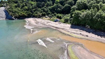 Bartın ilinin sınırındaki Kapısuyu Deresi, Karadeniz’e açılan noktada, iki il
