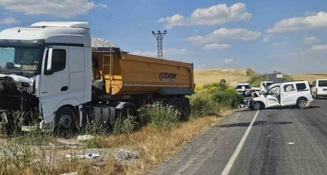 Muş’un Bulanık ilçesinde yaşanan trafik kazasında kamyon ile kamyonetin çarpışması