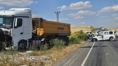 Muş’un Bulanık ilçesinde yaşanan trafik kazasında kamyon ile kamyonetin çarpışması