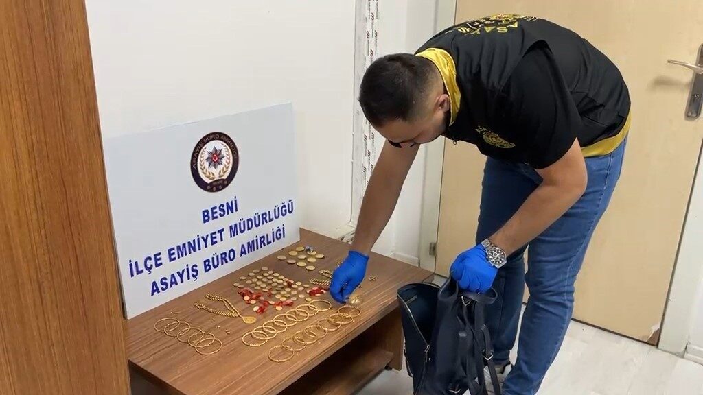 Besni ilçesinde yaşanan olayda, bir kadın tarafından apartman girişinde bulunan