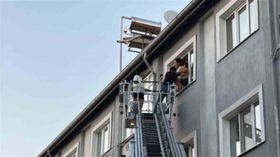 Burdur’da 3 katlı bir binanın üst katında meydana gelen yangın