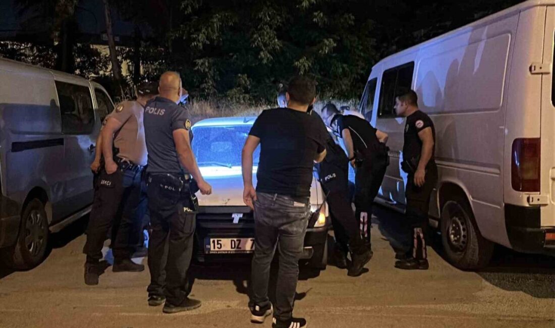 Burdur ilinde, Konak Mahallesi Pazar Cami Sokak’ta park halinde bulunan