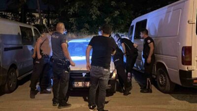 Burdur ilinde, Konak Mahallesi Pazar Cami Sokak’ta park halinde bulunan
