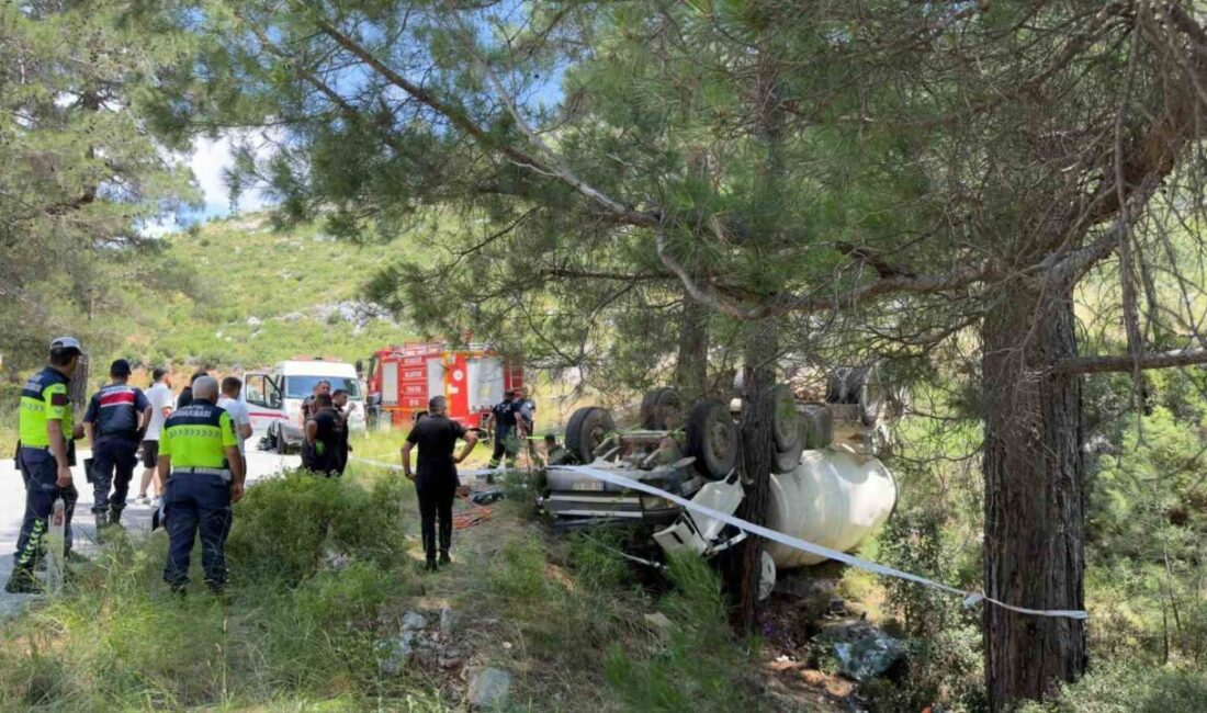 Burdur’un Bucak ilçesinde bir beton mikserinin devrilmesi sonucu meydana gelen