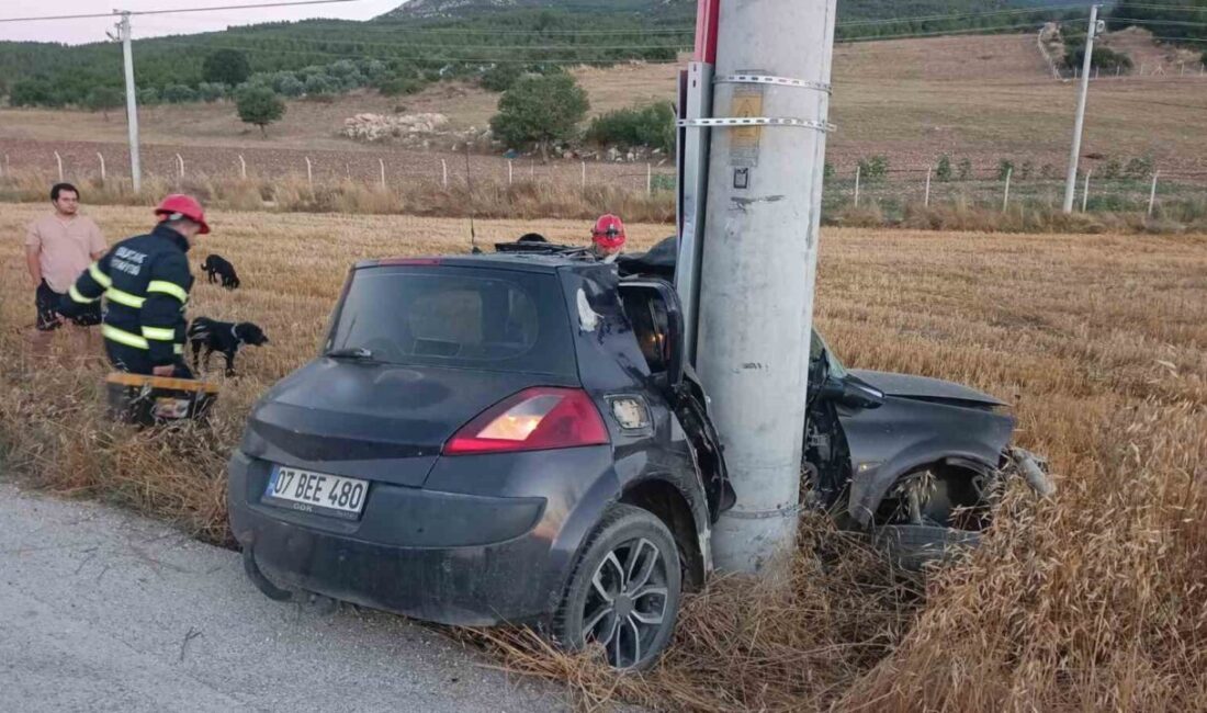 Burdur ilinde, genç bir sürücü elektrik direğine çarpan aracıyla yaralandı.