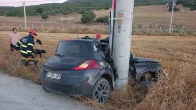 Burdur ilinde, genç bir sürücü elektrik direğine çarpan aracıyla yaralandı.
