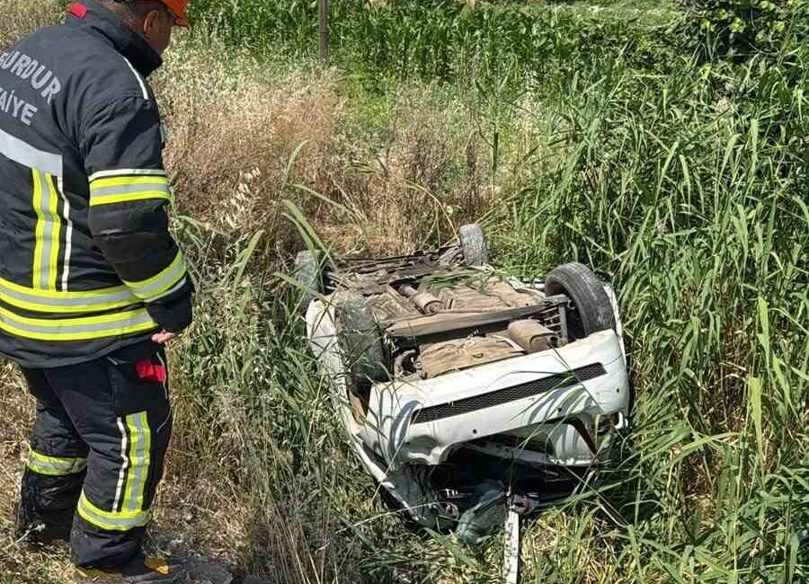Burdur’da meydana gelen trafik kazasında, bir otomobil kanala düşerek içinde