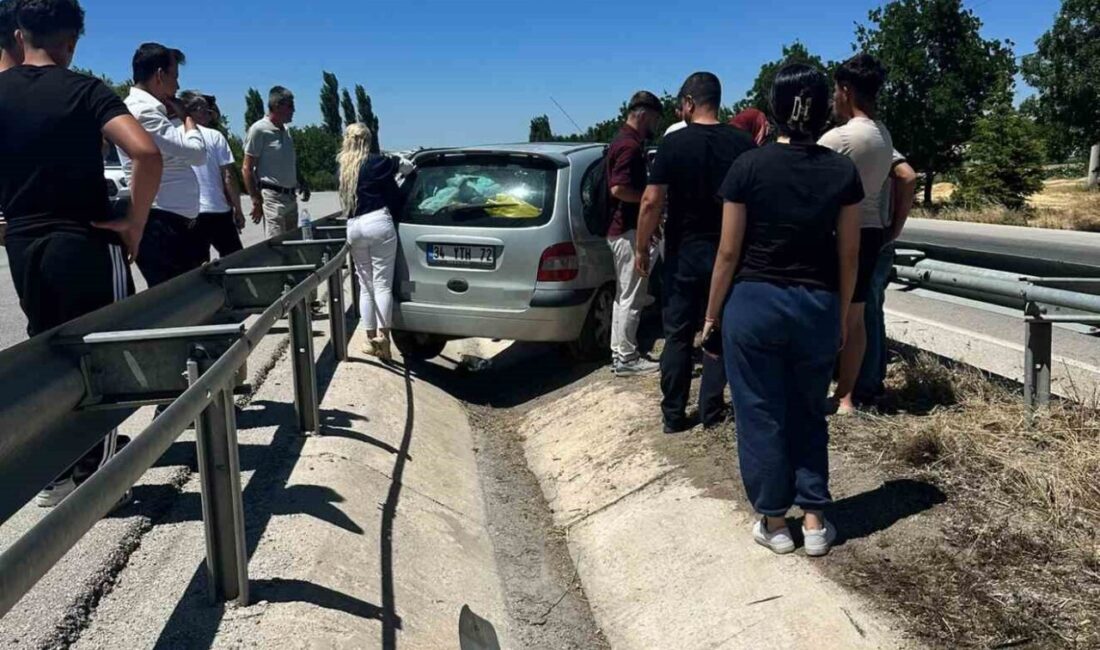 Burdur’da bir ailenin içinde bulunduğu araç, sürücünün kontrolünü kaybetmesi sonucu