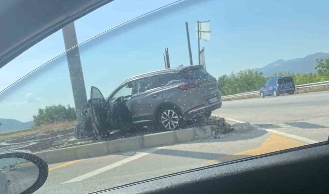 Burdur’da meydana gelen trafik kazasında 2 aracın çarpışması sonucu 4