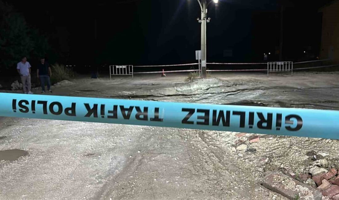 Burdur şehrinde meydana gelen şiddetli yağışların ardından bir köprüde yol