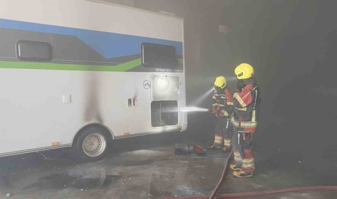 Balıkesir’in Burhaniye ilçesinde, kamyonet olarak kullanılan karavanın çıkan yangını paniğe