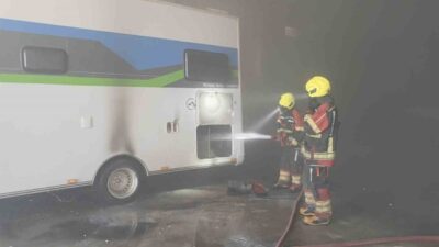 Balıkesir’in Burhaniye ilçesinde, kamyonet olarak kullanılan karavanın çıkan yangını paniğe