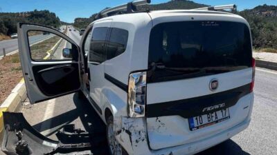 Balıkesir’in Burhaniye ilçesinde meydana gelen trafik kazası, iki otomobilin çarpışması