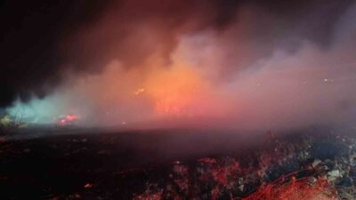 Burhaniye ilçesindeki bir çiftlikte gece saatlerinde çıkan saman yangını, 4