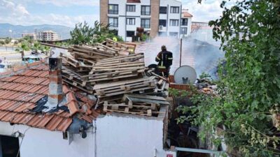 Burhaniye ilçesinde Mahkeme Mahallesi Mustafa Efendi Sokak’ta tek katlı bir