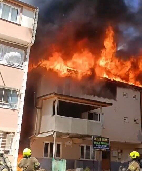 Bursa’nın Osmangazi ilçesinde, Sakarya Mahallesi’nde bulunan 3 katlı bir binanın