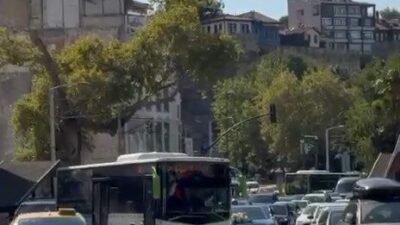 Bir düğün konvoyu, Bursa’da bir belediye otobüs hattını kullanan şoför