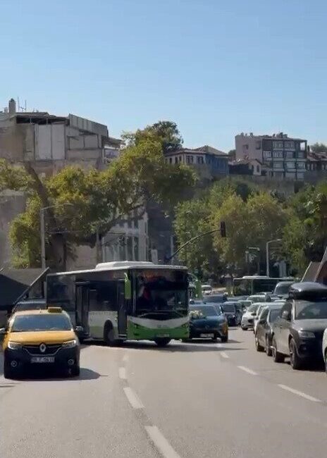 Bir düğün konvoyu, Bursa’da bir belediye otobüs hattını kullanan şoför