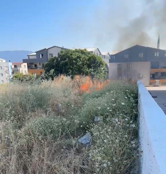 Bursa’nın Osmangazi ilçesinde çıkan yangın, itfaiye ekipleri ve vatandaşların yardımıyla