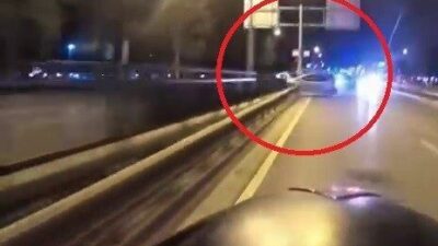 Bursa’da meydana gelen bir trafik kazasında otomobilin bariyerlere çarparak takla