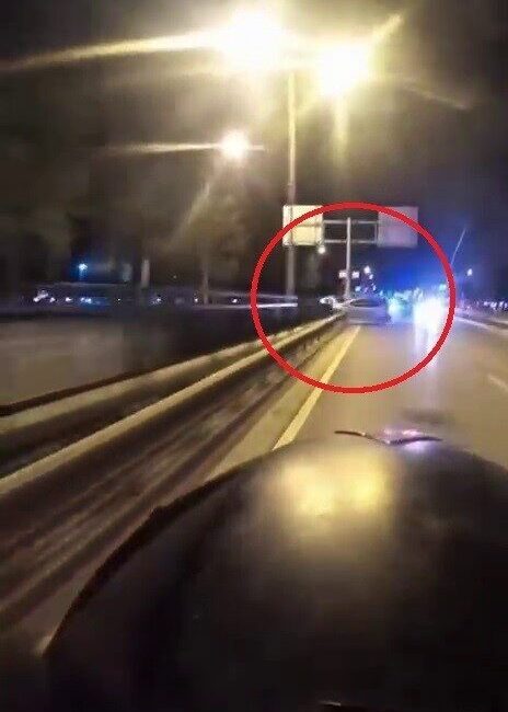 Bursa’da meydana gelen bir trafik kazasında otomobilin bariyerlere çarparak takla