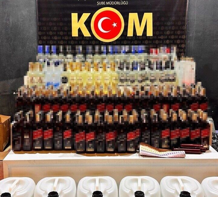 Bursa’da emniyet güçleri tarafından düzenlenen operasyonda yüzlerce şişe sahte içki