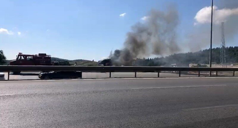 Bursa’nın Gemlik ilçesinde seyir halindeki bir tır, Dürdane rampasında alev