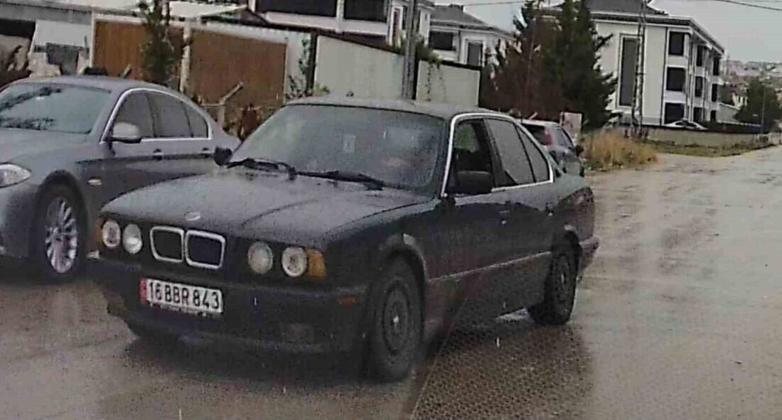 Bursa’nın İnegöl ilçesinde bir sürücünün aracıyla drift yaparken görüntülendiği anlar,