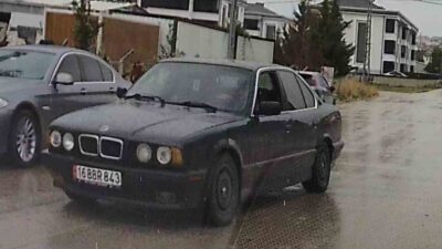 Bursa’nın İnegöl ilçesinde bir sürücünün aracıyla drift yaparken görüntülendiği anlar,