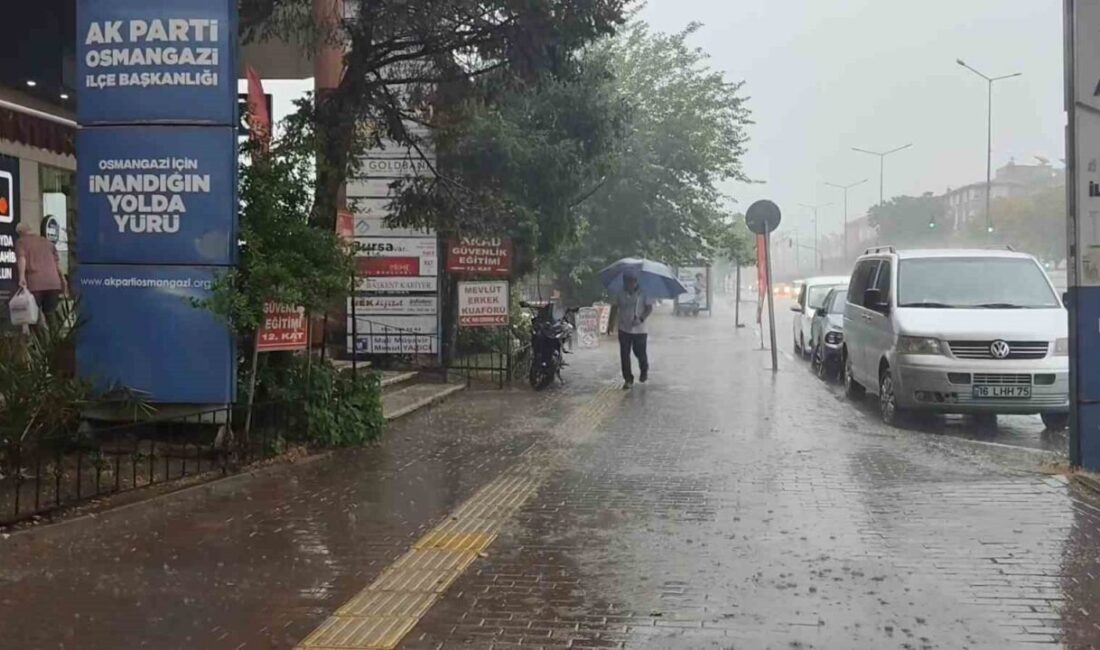 Bursa’da aniden şiddetlenen yağış nedeniyle yollar su altında kaldı. Zor