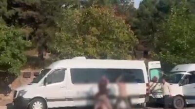 Kocaeli’de bir grup, cadde ortasında bir kişiyi kovalayarak demir sopalarla