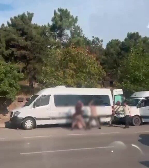 Kocaeli’de bir grup, cadde ortasında bir kişiyi kovalayarak demir sopalarla