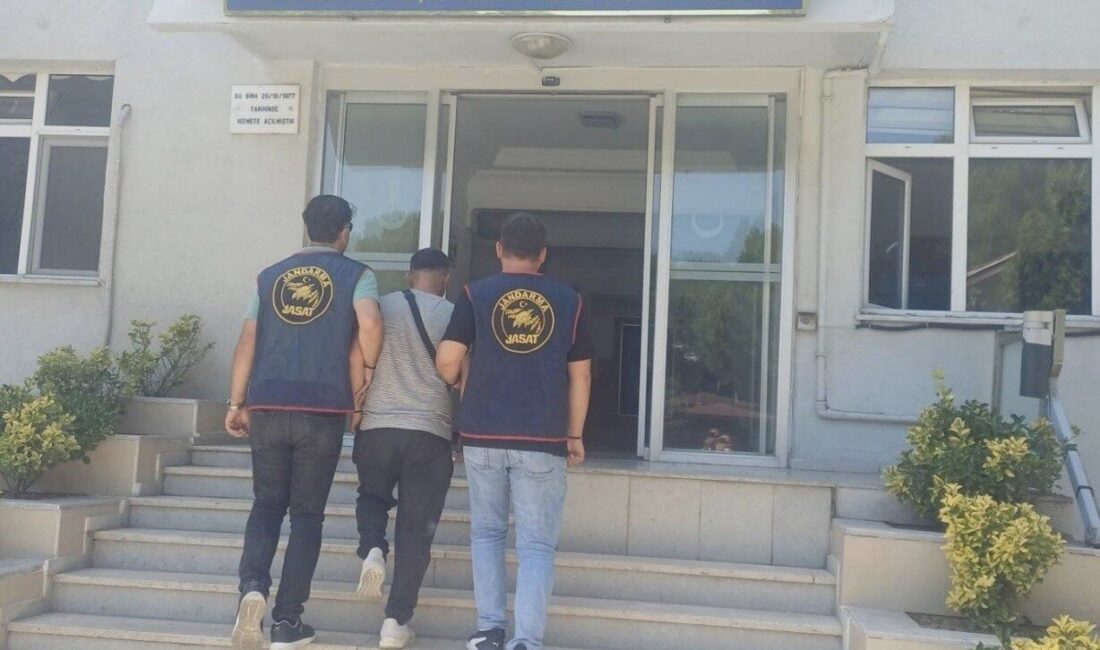 Çanakkale’de düzenlenen huzur operasyonunda farklı suçlardan aranan 64 kişi jandarma