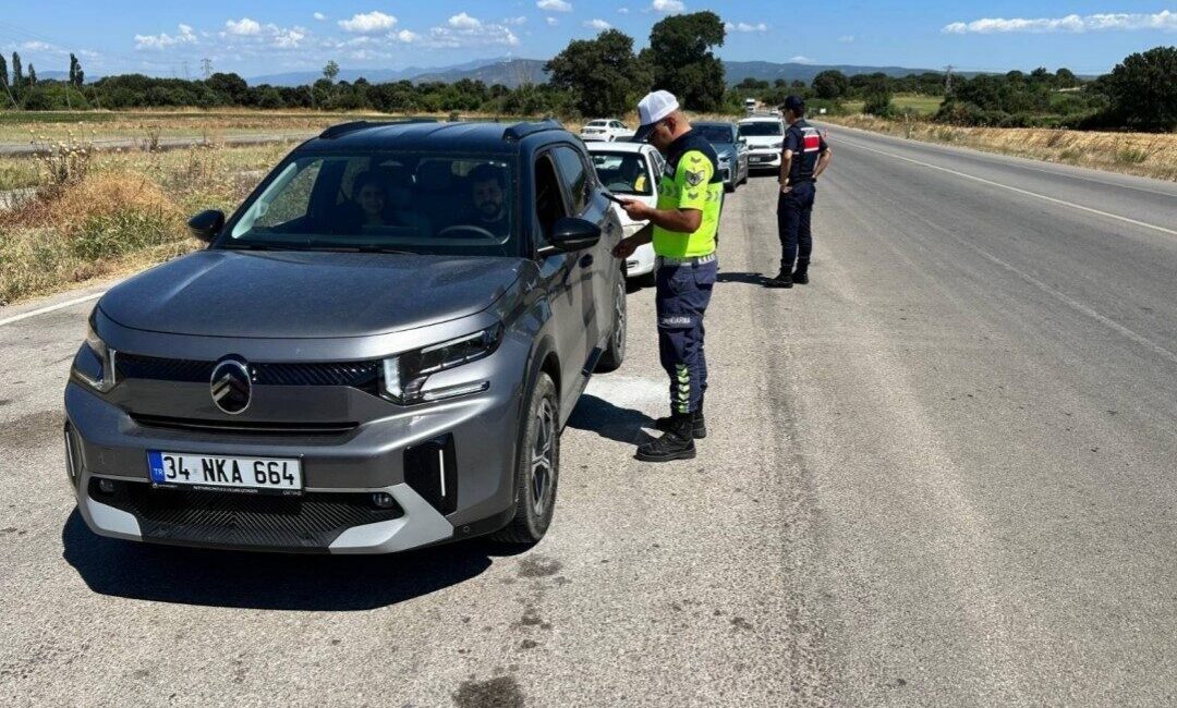 Çanakkale’de jandarma ekipleri tarafından gerçekleştirilen trafik denetiminde 17 araç trafikten