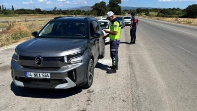 Çanakkale’de jandarma ekipleri tarafından gerçekleştirilen trafik denetiminde 17 araç trafikten