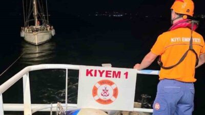 Çanakkale Boğazı’nda, Bozcaada açıklarında motor arızası nedeniyle sürüklenmeye başlayan 13