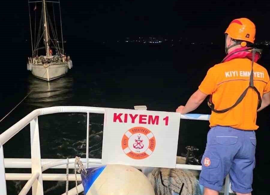 Çanakkale Boğazı’nda, Bozcaada açıklarında motor arızası nedeniyle sürüklenmeye başlayan 13