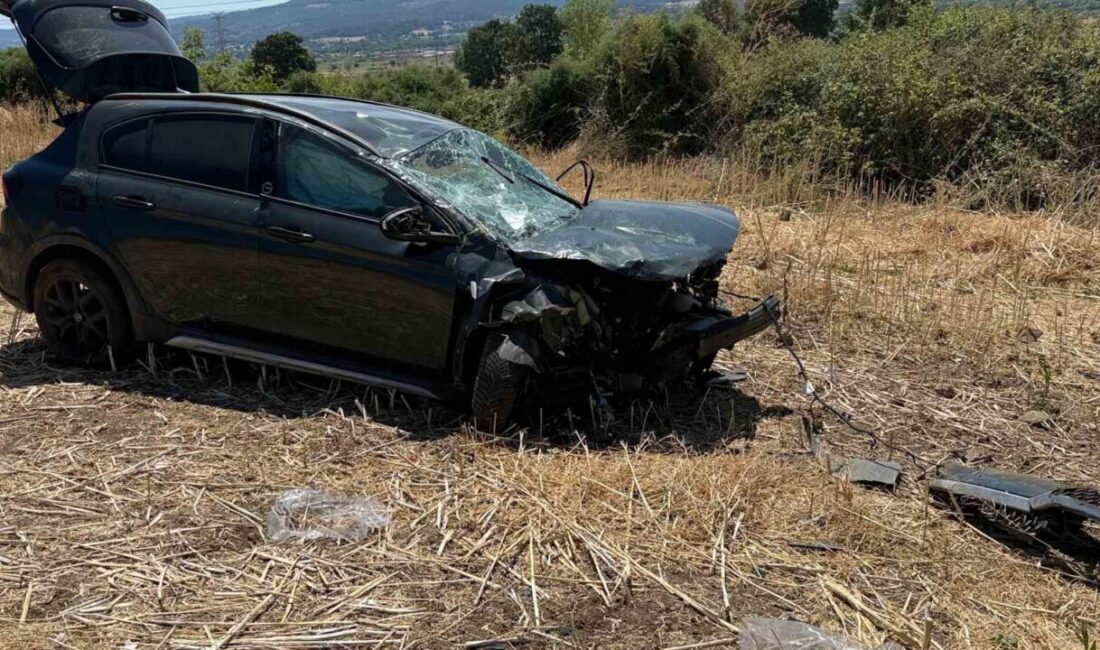 Çanakkale-Çan karayolu üzerindeki bir kaza sonucunda bir otomobil tarlaya uçtu