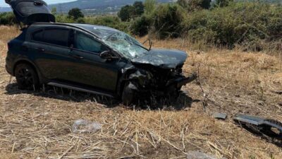 Çanakkale-Çan karayolu üzerindeki bir kaza sonucunda bir otomobil tarlaya uçtu