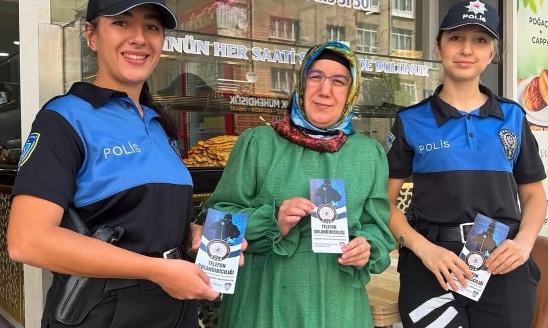 Çankırı’da, polis ekipleri halkı dolandırıcılık konusunda bilinçlendirmek amacıyla broşür dağıtarak