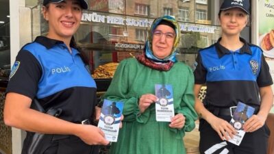 Çankırı’da, polis ekipleri halkı dolandırıcılık konusunda bilinçlendirmek amacıyla broşür dağıtarak